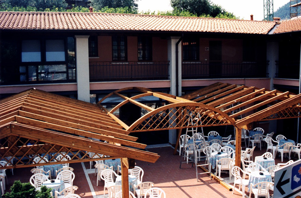 Gazebo in legno lamellare per ristorante