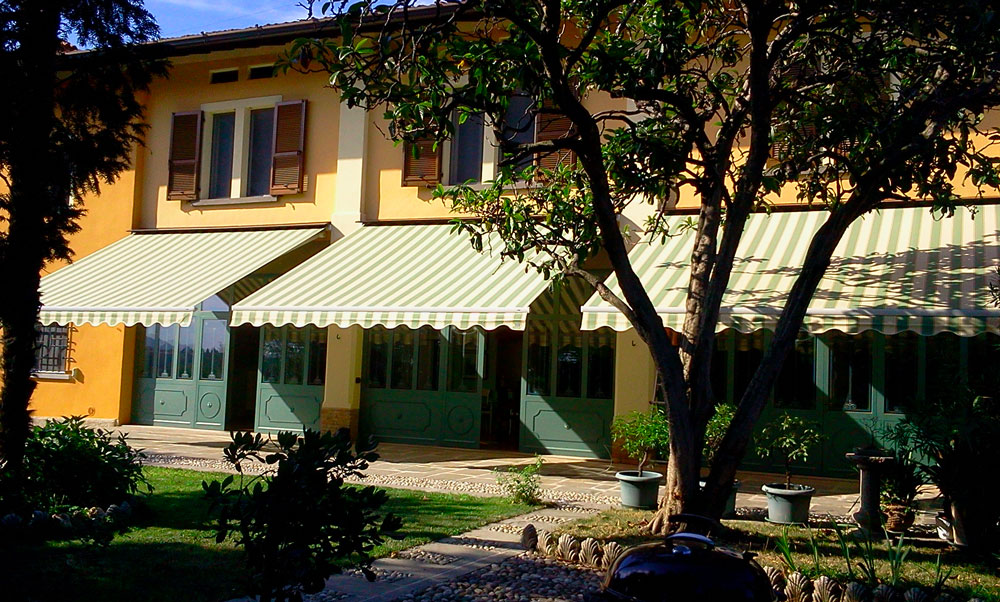 Tenda da sole classica per ingresso villette a schiera