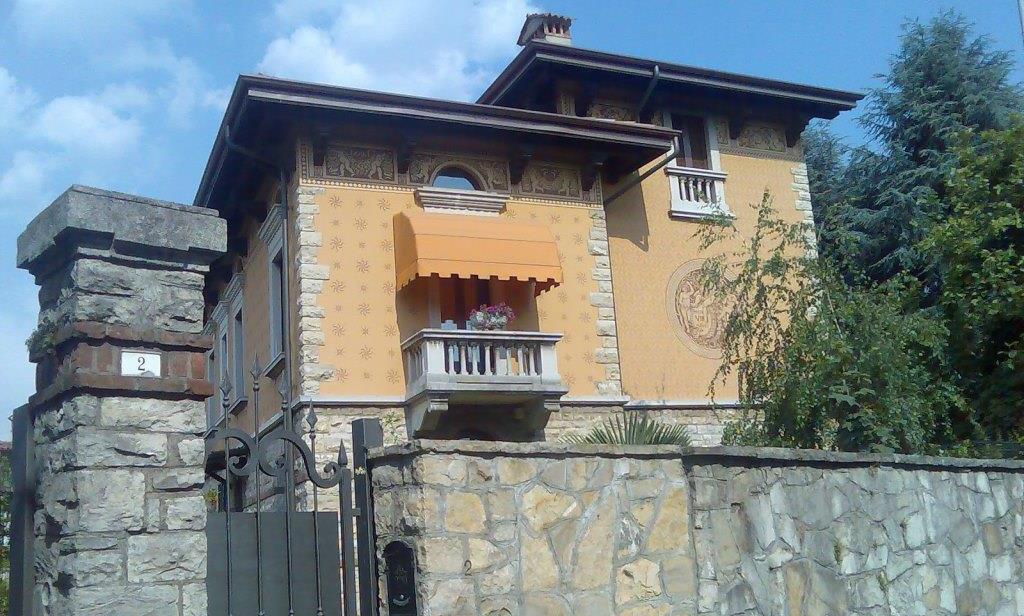 Tenda da sole a cappottina per balconcino