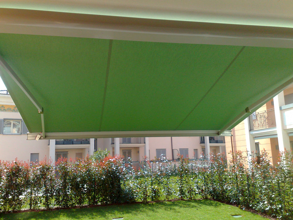 Tenda da sole a cassonetto standar colore verde per cortile e giardini esterni