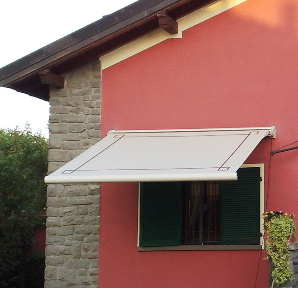 Tenda a bracci installata su finestra