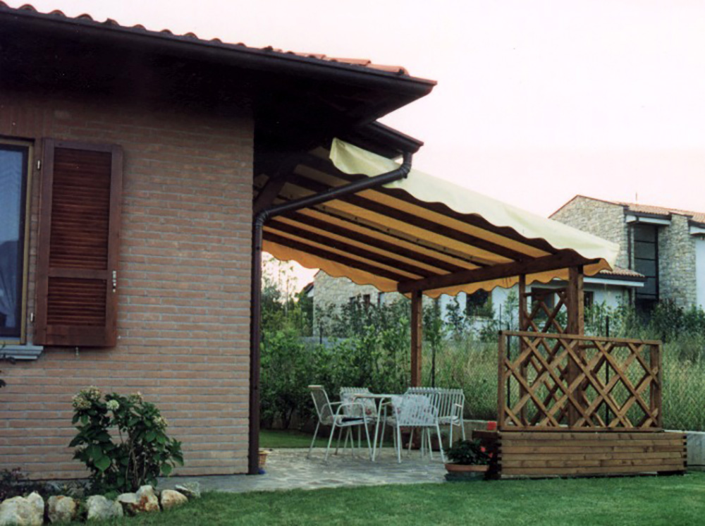 Tettoie per giardino in legno lamellare Foto di tettoie in legno